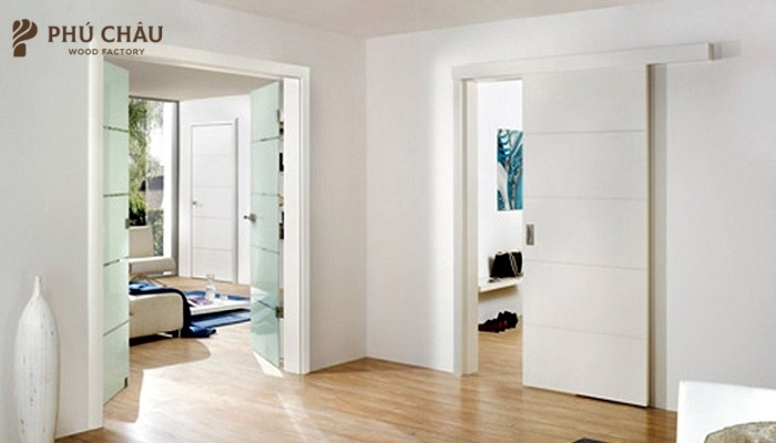Cửa nhựa composite (lùa) trắng giúp tiết kiệm diện tích cho căn phòng