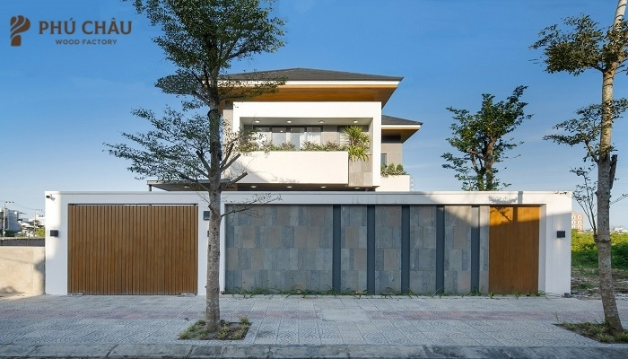 Cổng sắt giả gỗ phong cách hiện đại phù hợp với những ngôi nhà mặt phố