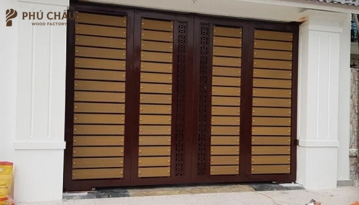 Cổng sắt giả gỗ kết hợp nhôm đúc mang lại sự chắc chắn, bền bỉ theo thời gian