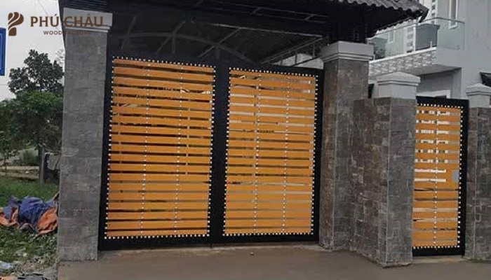 Cửa cổng sắt 2 cánh là lựa chọn của rất nhiều gia đình
