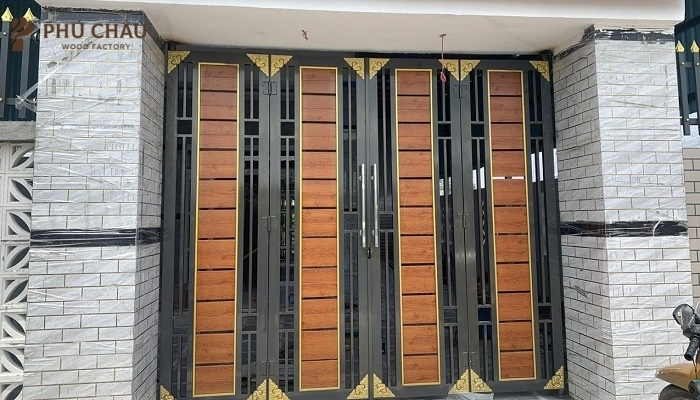 Mẫu cửa cổng sắt 4 cánh giả gỗ phù hợp với những ngôi nhà có diện tích lớn, mặt tiền rộng