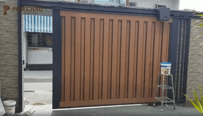 Cửa cổng sắt giả gỗ trượt ngang