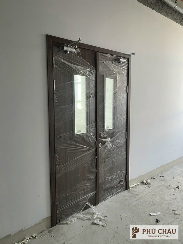 Cửa gỗ công nghiệp chống cháy tại toà nhà Trung tâm điều hành Đại học Giao thông Vận tải